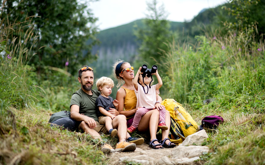 famille avec deux enfants dans la nature