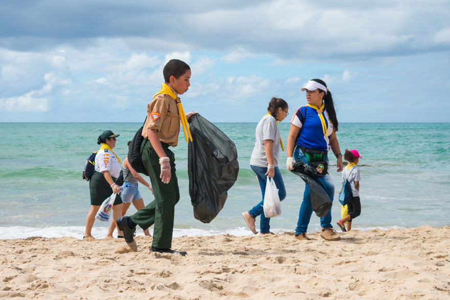groupe qui nettoie une plage
