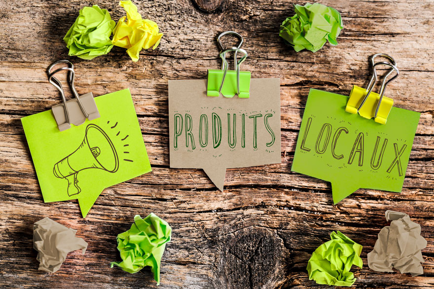 étiquettes avec inscription "produits" 'locaux" sur une table en bois