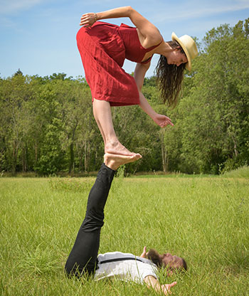 Photo d'un couple en train de faire des acrobaties